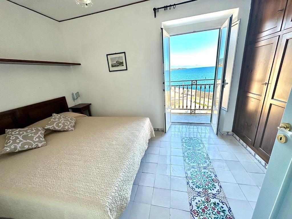 Molo Sea View Apartment Cefalù Exteriör bild